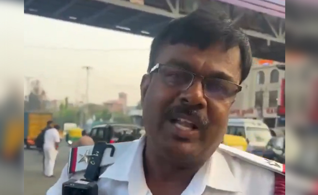 Bengaluru traffic police constable helps fasting passengers during routine check